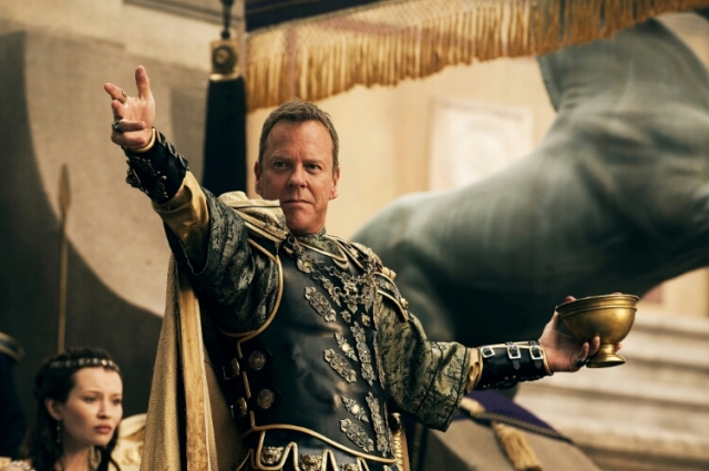 Emily-Browning-and-Kiefer-Sutherland-in-Pompeii-2014-Movie-Image(1)